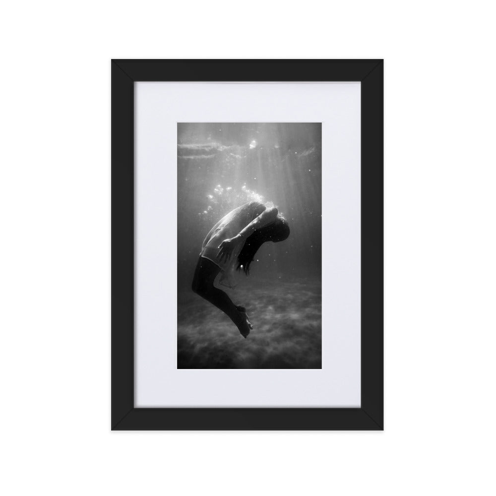 Poster mit Passepartout - girl in the water Schwarz / 21×30 cm artlia