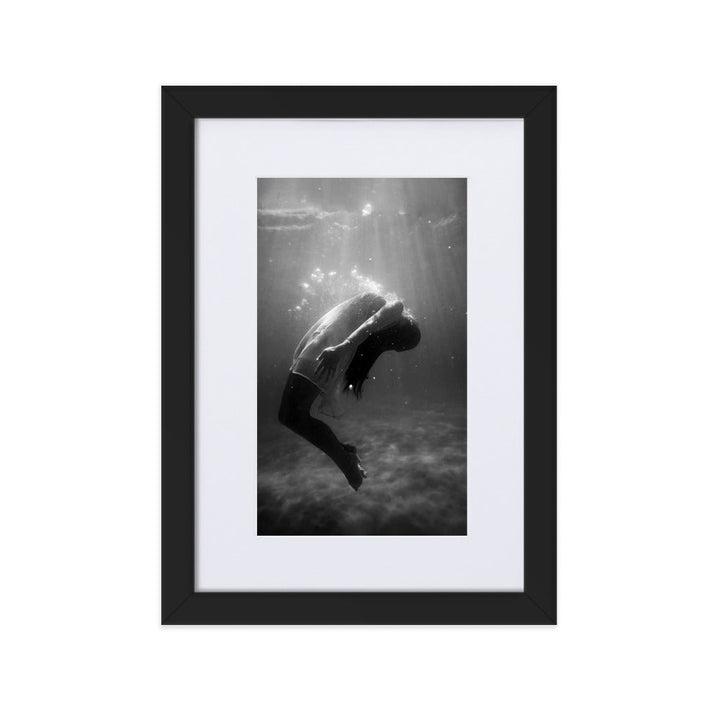 Poster mit Passepartout - girl in the water Schwarz / 21×30 cm artlia