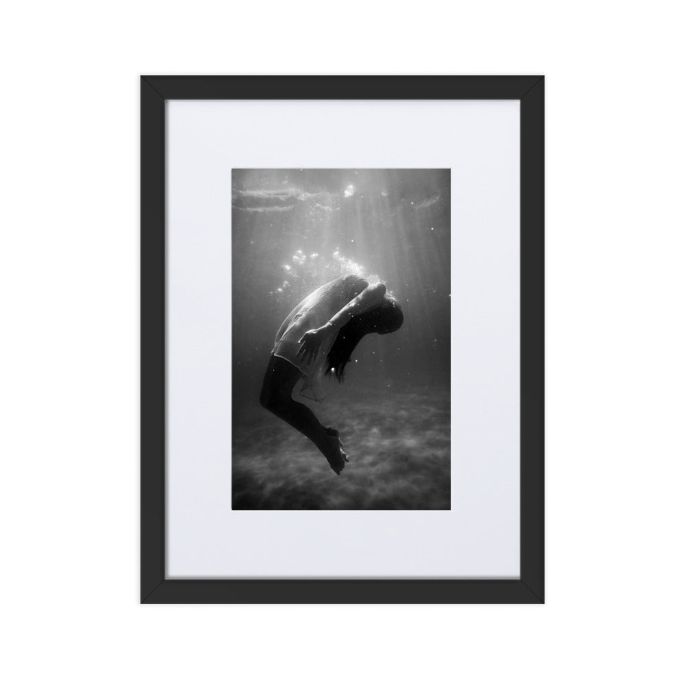 Poster mit Passepartout - girl in the water Schwarz / 30×40 cm artlia
