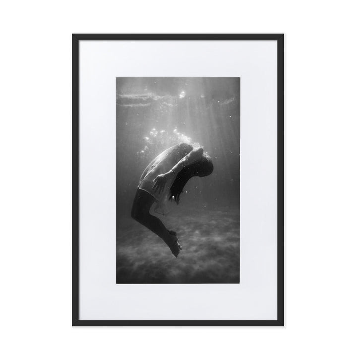 Poster mit Passepartout - girl in the water Schwarz / 50×70 cm artlia