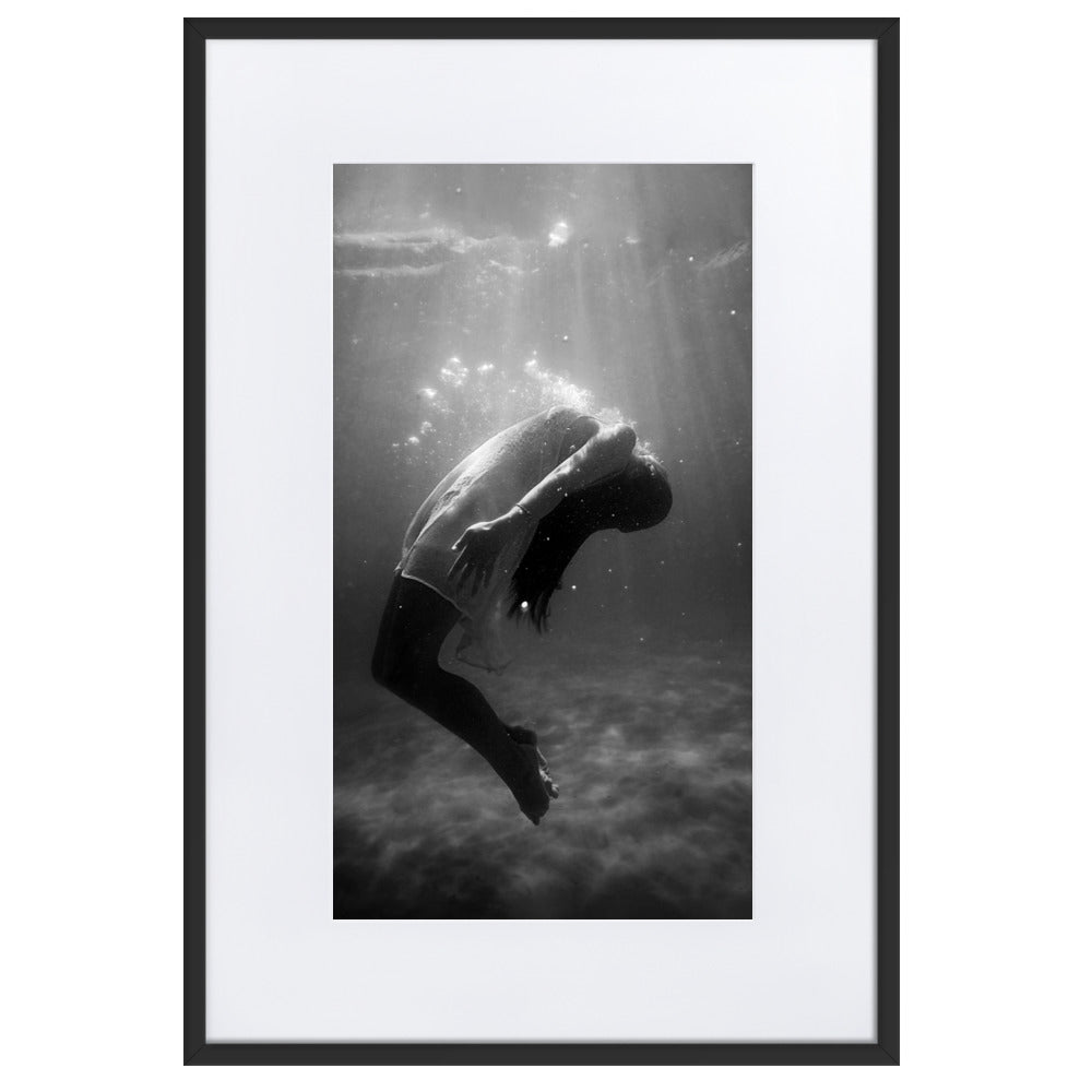 Poster mit Passepartout - girl in the water Schwarz / 61×91 cm artlia