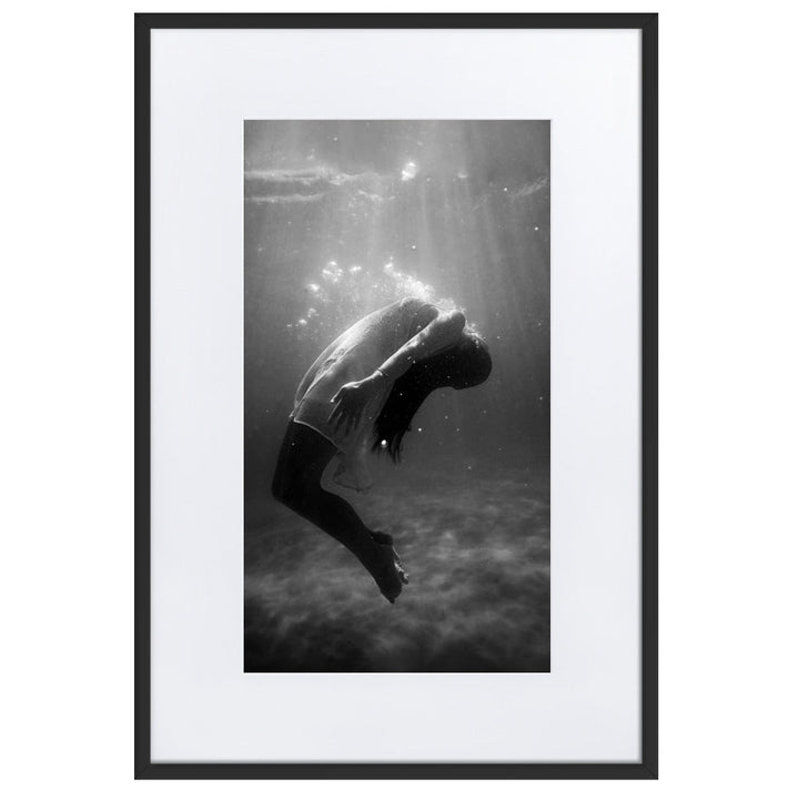 Poster mit Passepartout - girl in the water Schwarz / 61×91 cm artlia