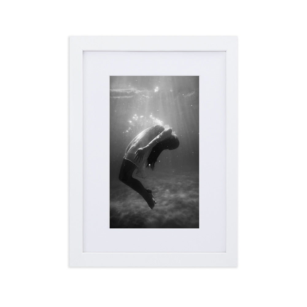 Poster mit Passepartout - girl in the water Weiß / 21×30 cm artlia