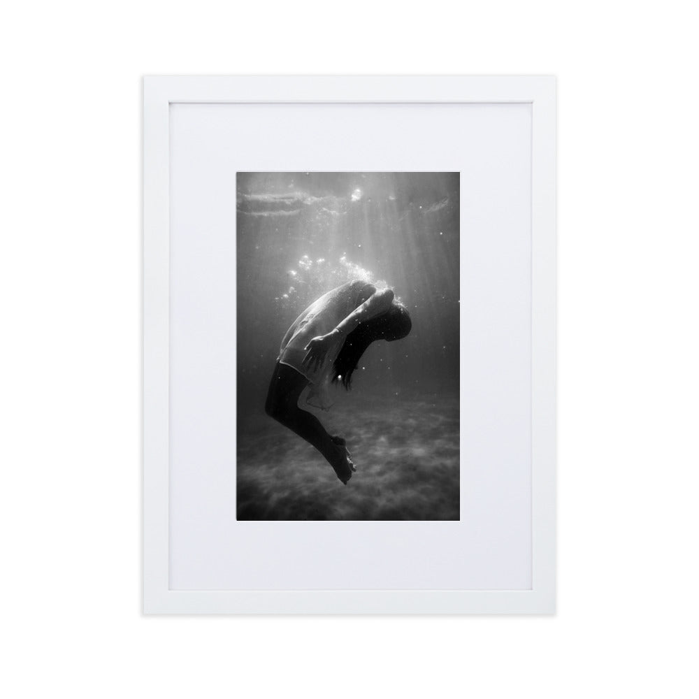 Poster mit Passepartout - girl in the water Weiß / 30×40 cm artlia