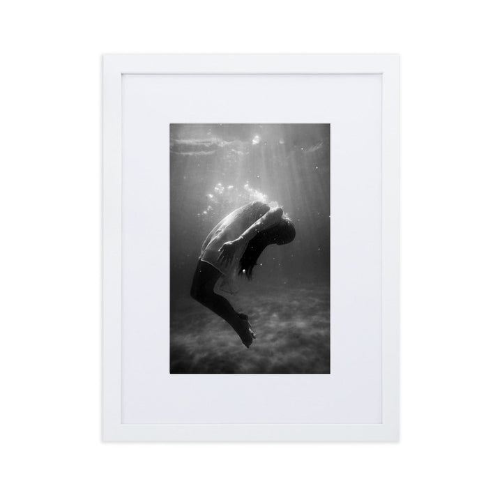 Poster mit Passepartout - girl in the water Weiß / 30×40 cm artlia
