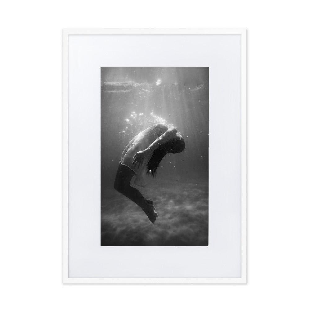 Poster mit Passepartout - girl in the water Weiß / 50×70 cm artlia