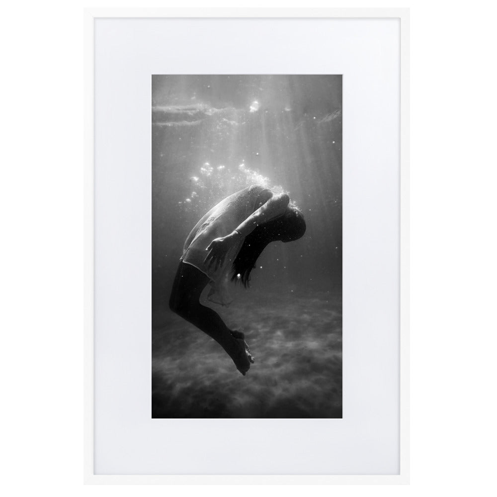 Poster mit Passepartout - girl in the water Weiß / 61×91 cm artlia