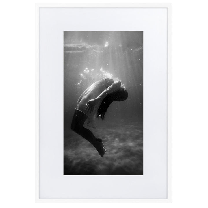 Poster mit Passepartout - girl in the water Weiß / 61×91 cm artlia