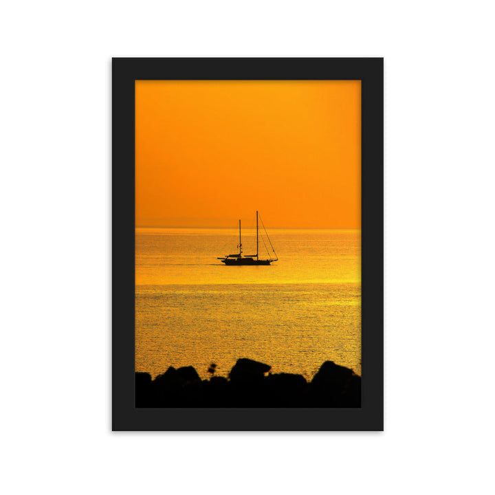 Poster mit Rahmen - a ship on golden sea Schwarz / 21×30 cm artlia