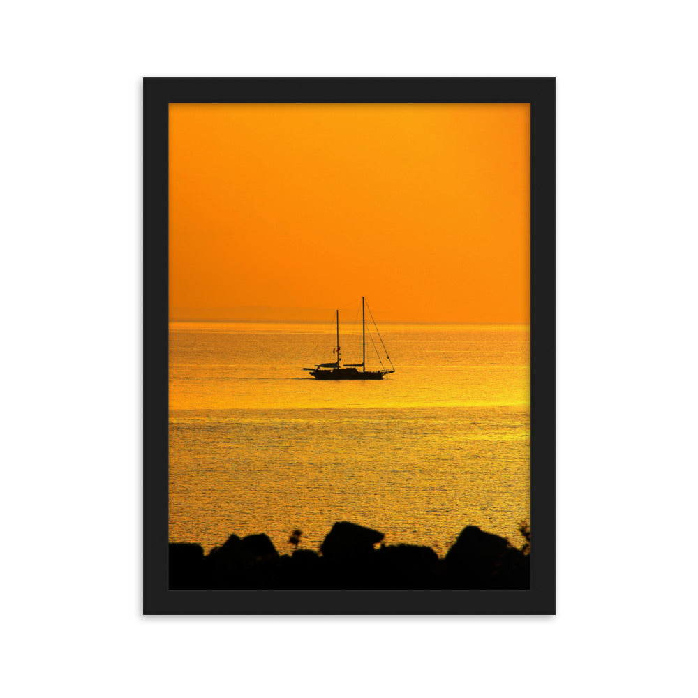 Poster mit Rahmen - a ship on golden sea Schwarz / 30×40 cm artlia