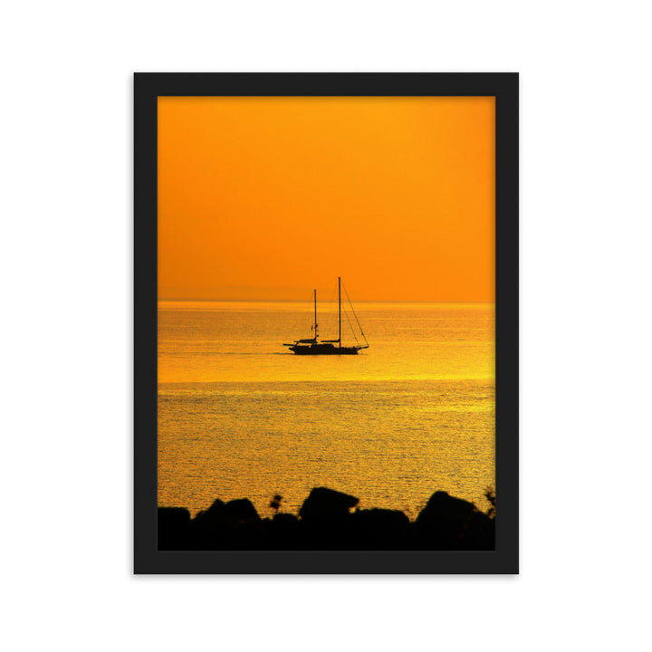 Poster mit Rahmen - a ship on golden sea Schwarz / 30×40 cm artlia