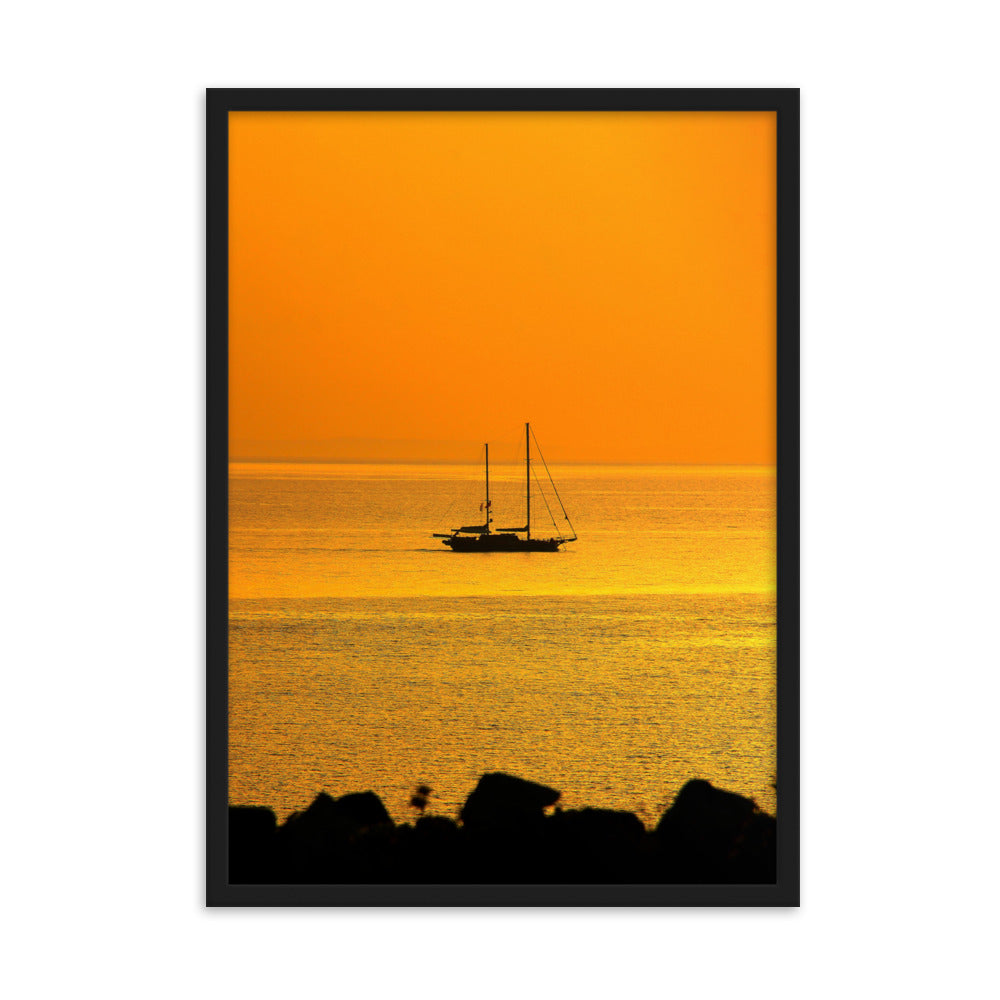 Poster mit Rahmen - a ship on golden sea Schwarz / 50×70 cm artlia