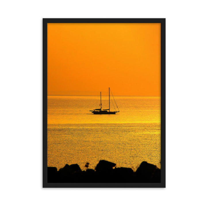 Poster mit Rahmen - a ship on golden sea Schwarz / 50×70 cm artlia
