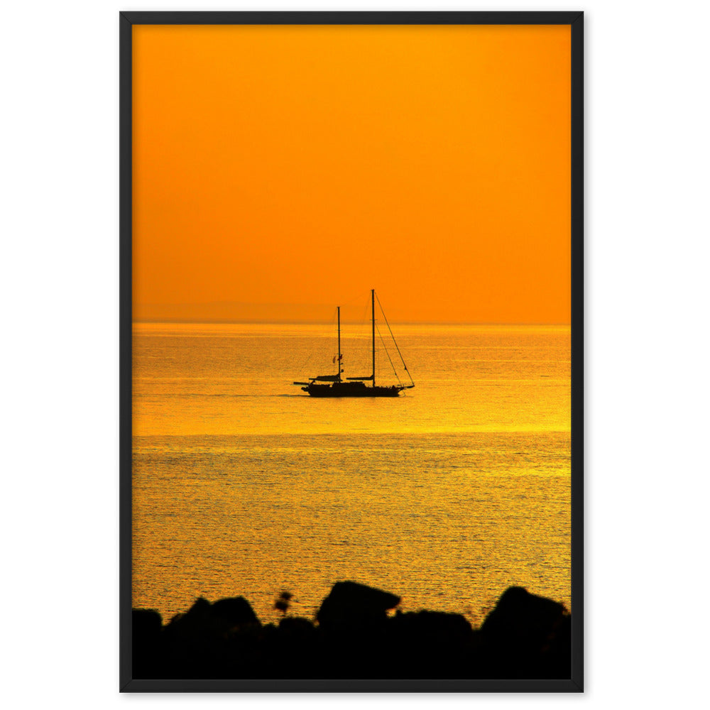 Poster mit Rahmen - a ship on golden sea Schwarz / 61×91 cm artlia