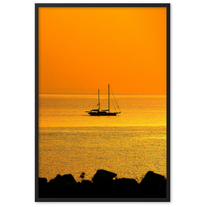 Poster mit Rahmen - a ship on golden sea Schwarz / 61×91 cm artlia