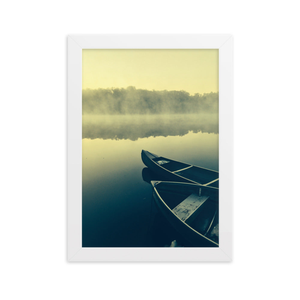 Boats in Fog - Poster im Rahmen Weiß / 21×30 cm artlia