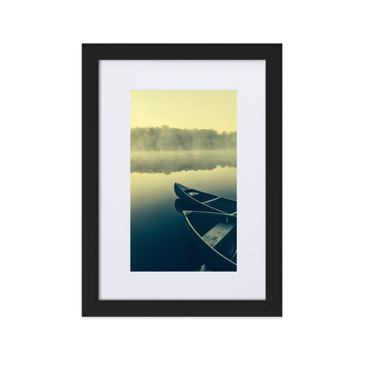 Boats in Fog - Poster im Rahmen mit Passepartout Schwarz / 21×30 cm artlia