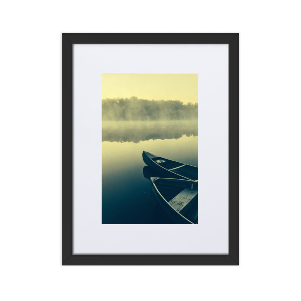 Boats in Fog - Poster im Rahmen mit Passepartout Schwarz / 30×40 cm artlia
