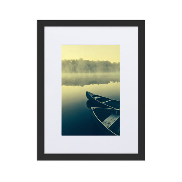 Boats in Fog - Poster im Rahmen mit Passepartout Schwarz / 30×40 cm artlia