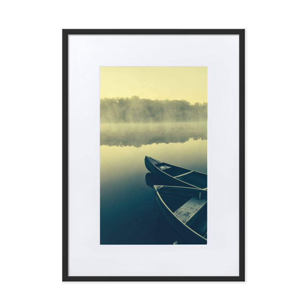 Boats in Fog - Poster im Rahmen mit Passepartout Schwarz / 50×70 cm artlia