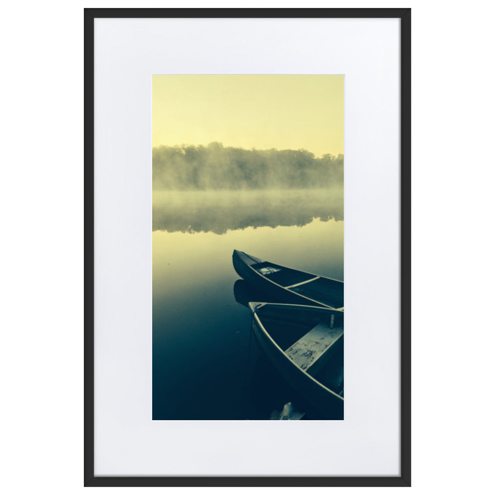 Boats in Fog - Poster im Rahmen mit Passepartout Schwarz / 61×91 cm artlia