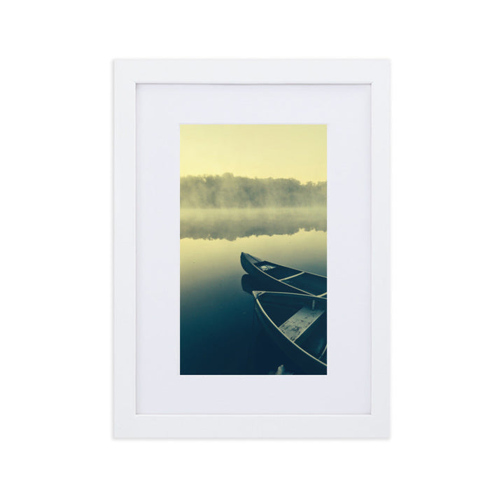Boats in Fog - Poster im Rahmen mit Passepartout Weiß / 21×30 cm artlia