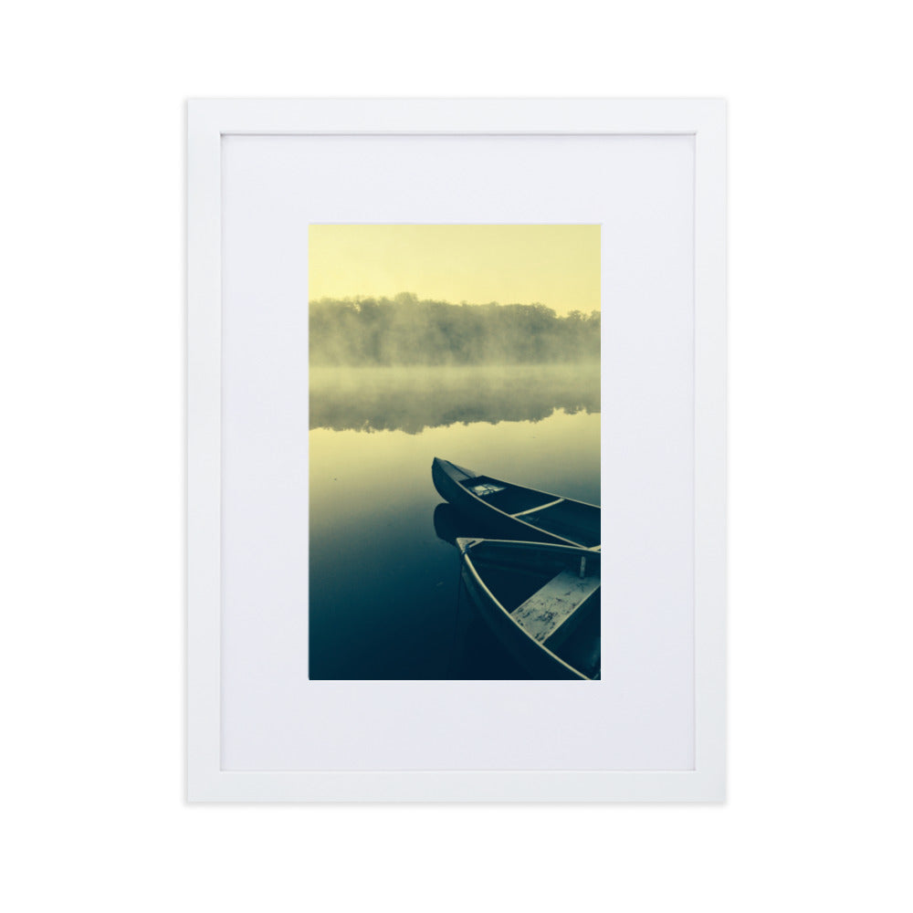 Boats in Fog - Poster im Rahmen mit Passepartout Weiß / 30×40 cm artlia