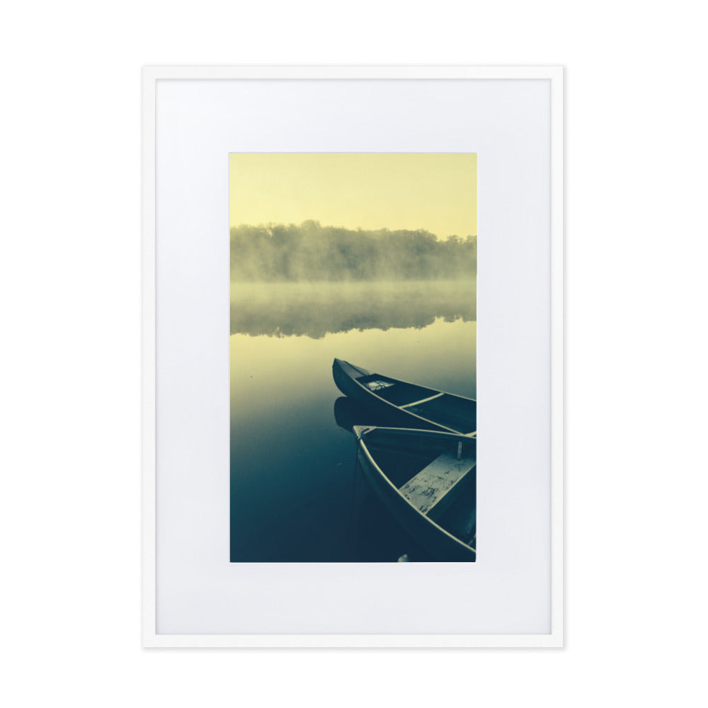 Boats in Fog - Poster im Rahmen mit Passepartout Weiß / 50×70 cm artlia