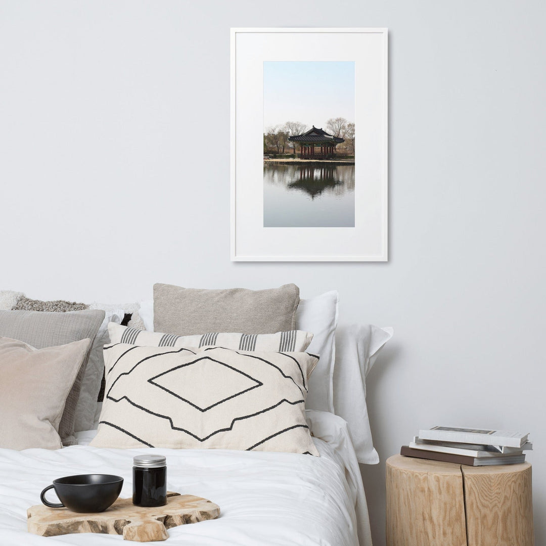 Poster mit Passepartout - Pavillon mitten im Wasser artlia