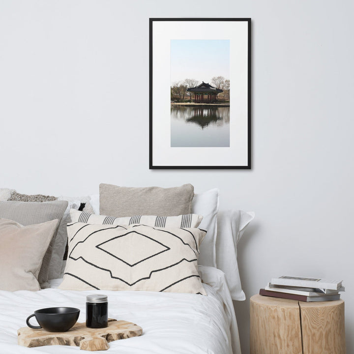 Poster mit Passepartout - Pavillon mitten im Wasser artlia