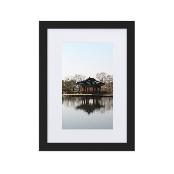 Poster mit Passepartout - Pavillon mitten im Wasser Schwarz / 21×30 cm artlia