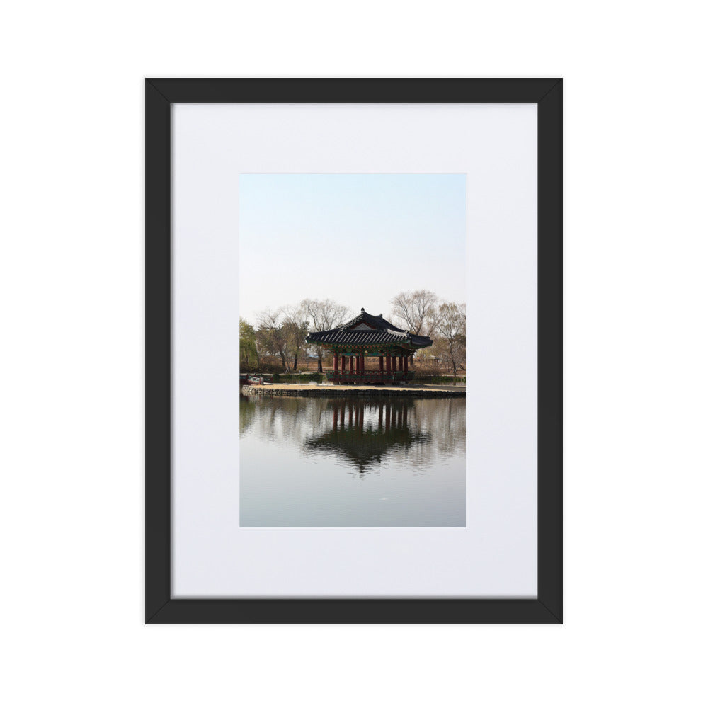 Poster mit Passepartout - Pavillon mitten im Wasser Schwarz / 30×40 cm artlia