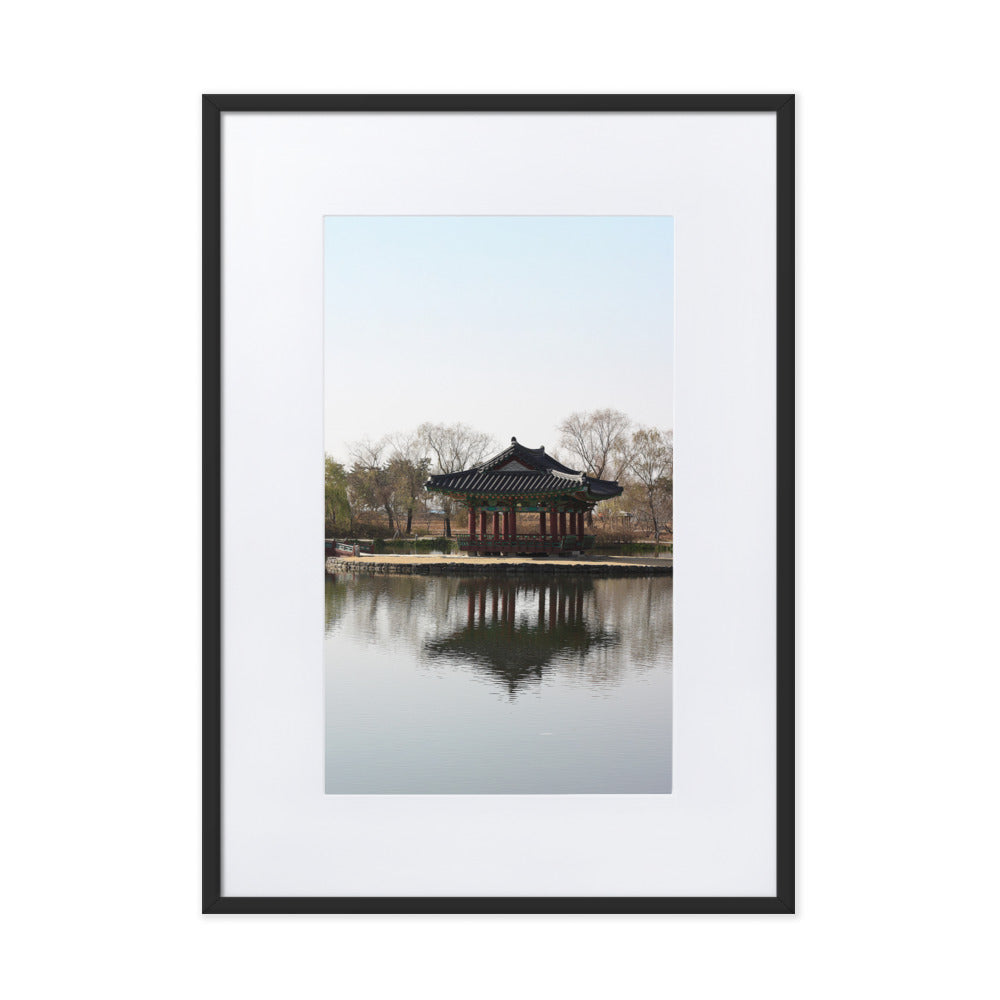 Poster mit Passepartout - Pavillon mitten im Wasser Schwarz / 50×70 cm artlia