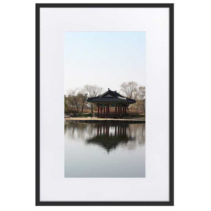 Poster mit Passepartout - Pavillon mitten im Wasser Schwarz / 61×91 cm artlia
