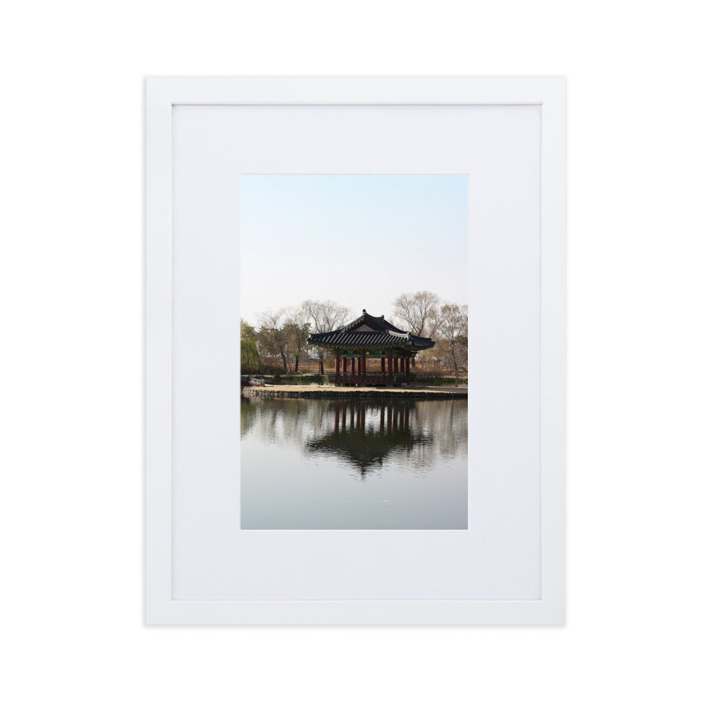 Poster mit Passepartout - Pavillon mitten im Wasser Weiß / 30×40 cm artlia