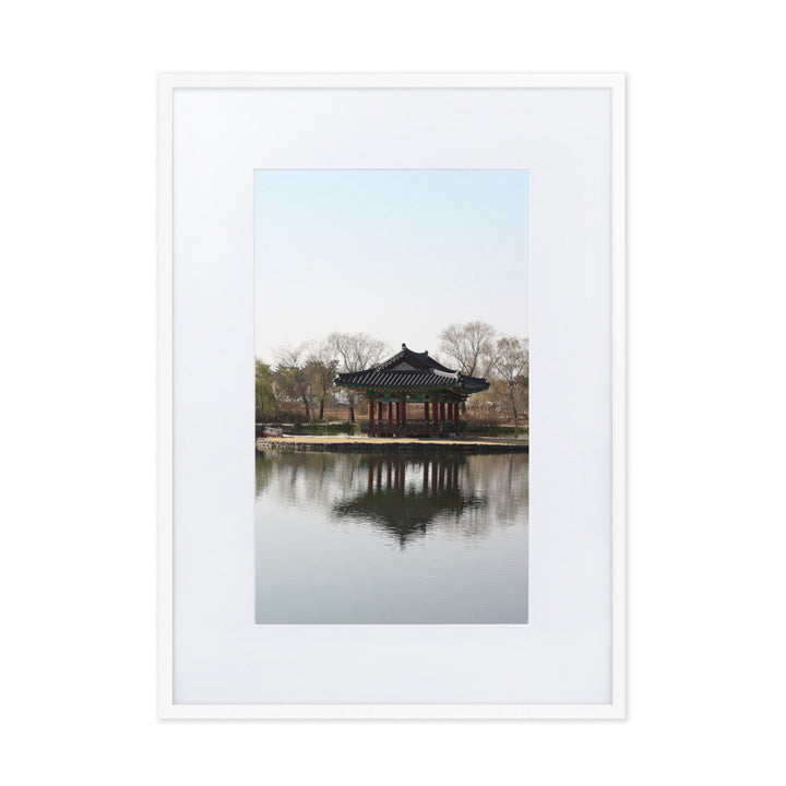 Poster mit Passepartout - Pavillon mitten im Wasser Weiß / 50×70 cm artlia