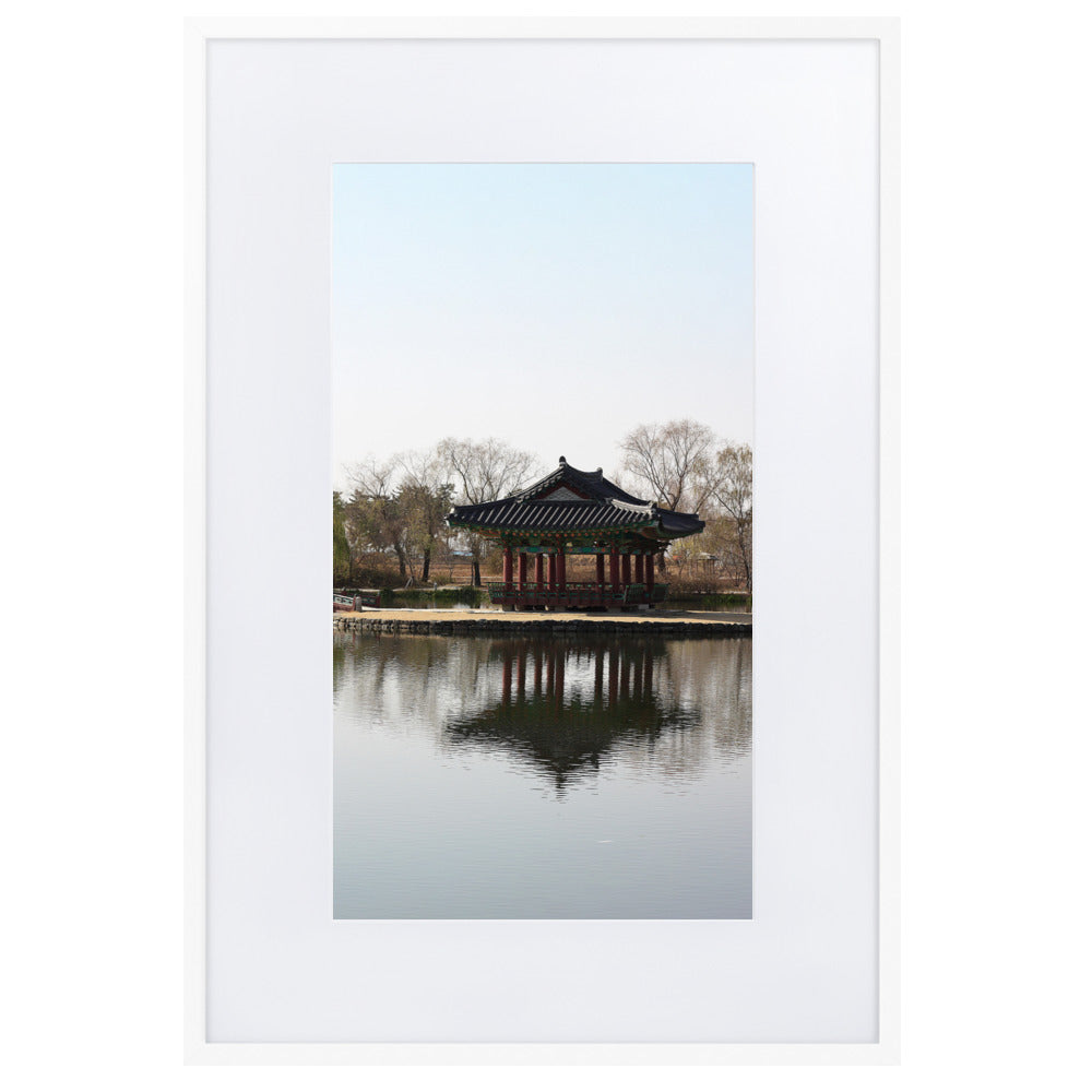 Poster mit Passepartout - Pavillon mitten im Wasser Weiß / 61×91 cm artlia