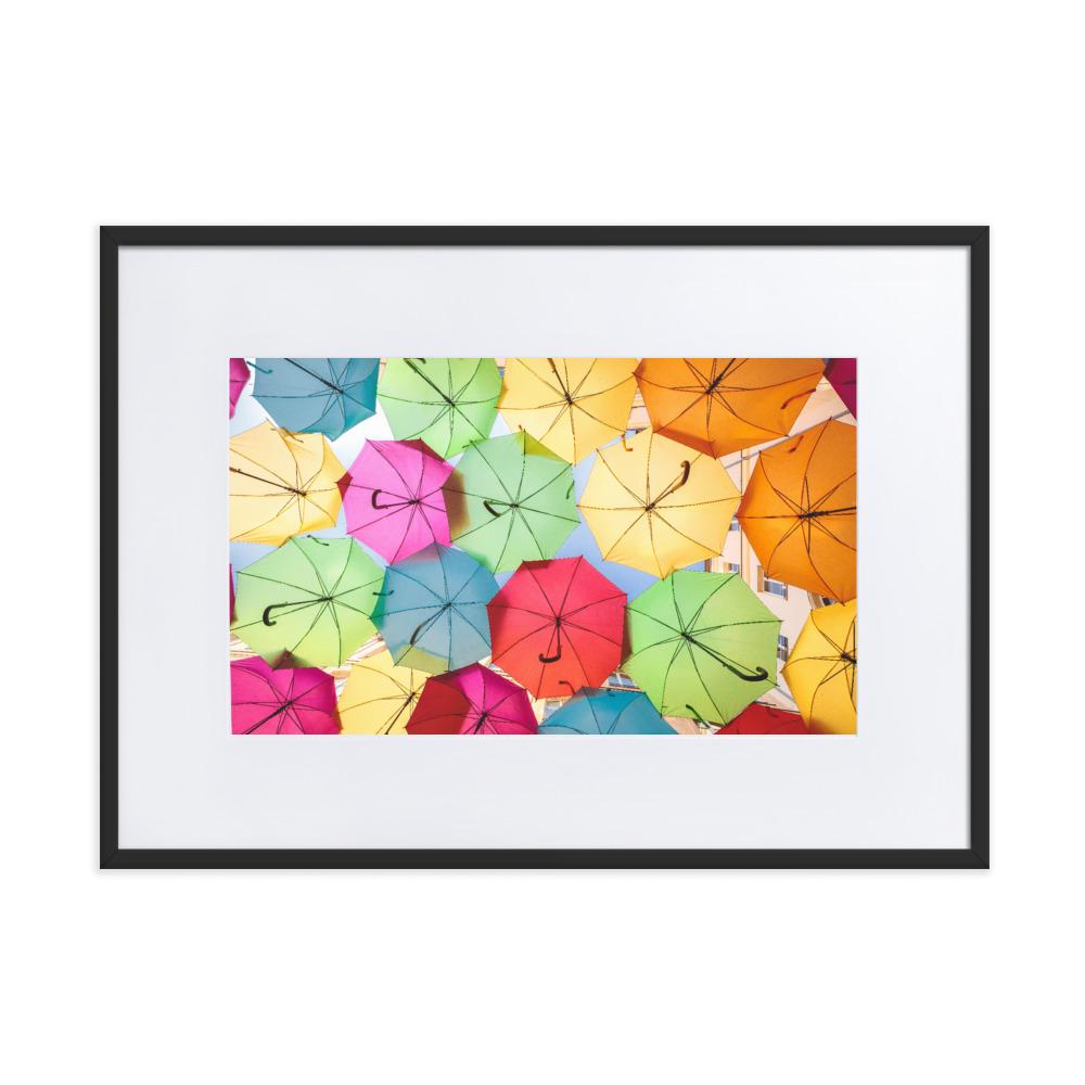 Regenbogenschirm - Poster im Rahmen mit Passepartout schwarz / 50×70 cm artlia