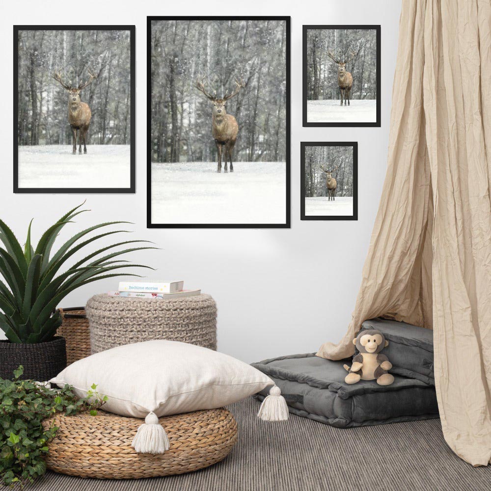 Rotwild im Schnee - Poster im Rahmen artlia