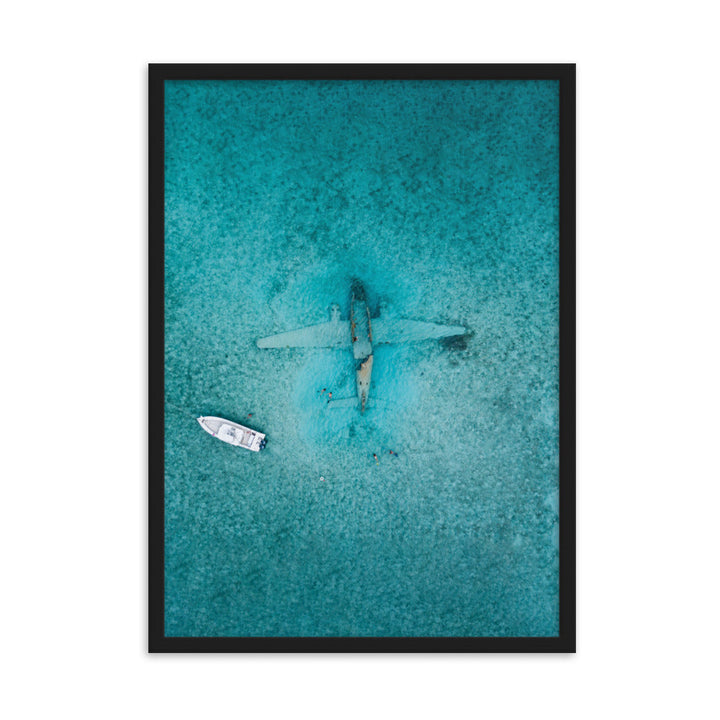 Sunken Plane - Poster im Rahmen Schwarz / 50×70 cm artlia