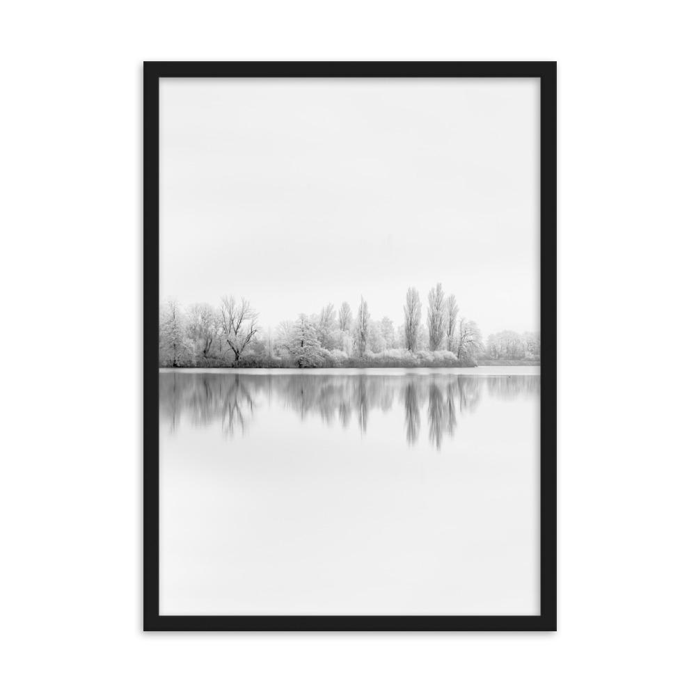 Winterlicher See - Poster im Rahmen Schwarz / 50×70 cm artlia