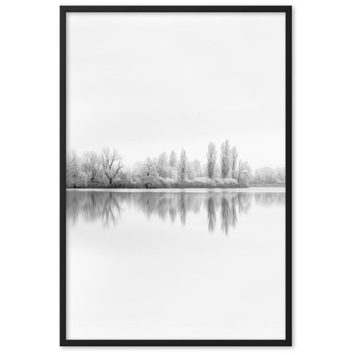 Winterlicher See - Poster im Rahmen Schwarz / 61×91 cm artlia