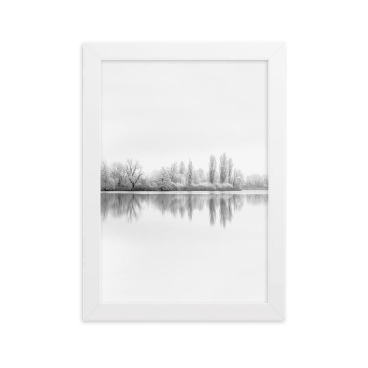 Winterlicher See - Poster im Rahmen Weiß / 21×30 cm artlia