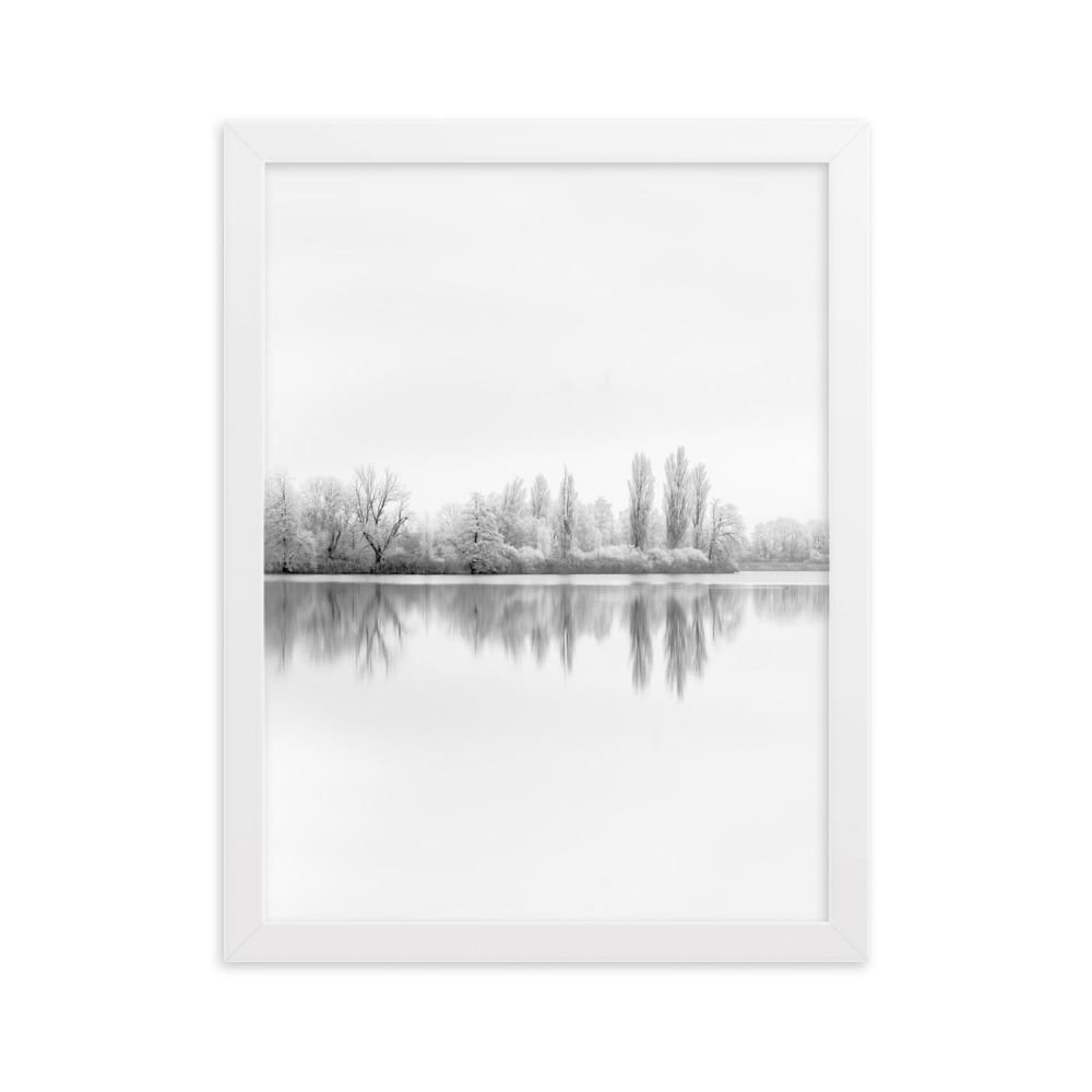 Winterlicher See - Poster im Rahmen Weiß / 30×40 cm artlia