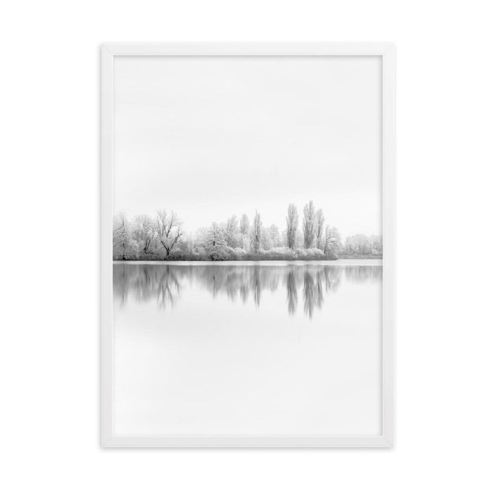 Winterlicher See - Poster im Rahmen Weiß / 50×70 cm artlia