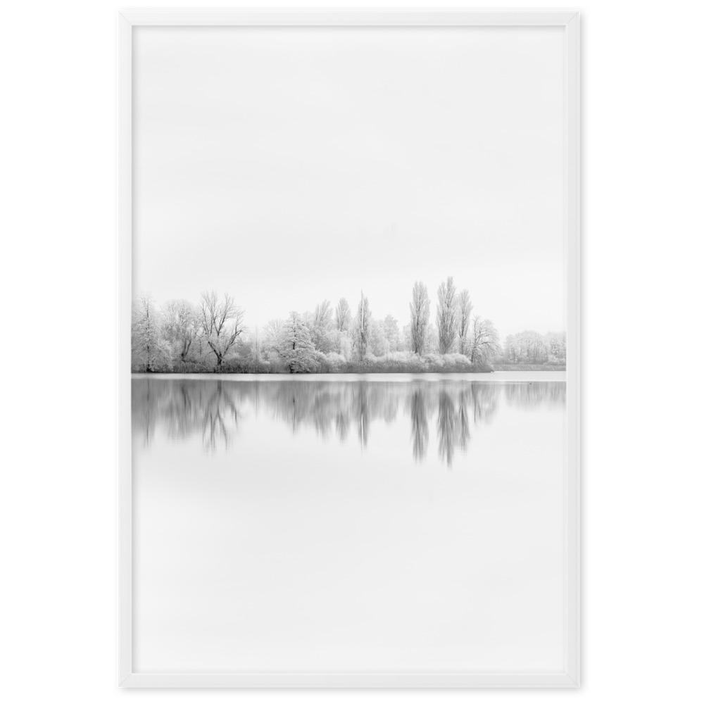 Winterlicher See - Poster im Rahmen Weiß / 61×91 cm artlia