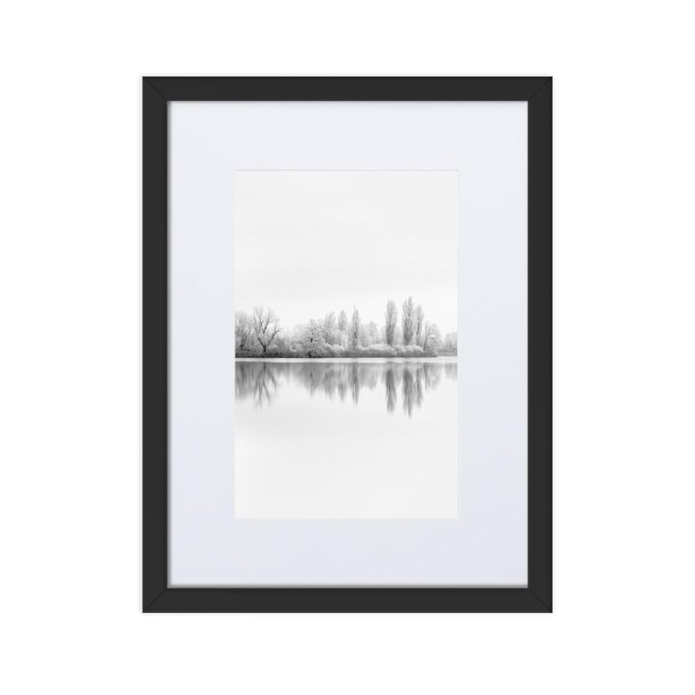Winterlicher See - Poster im Rahmen mit Passepartout Schwarz / 30×40 cm artlia