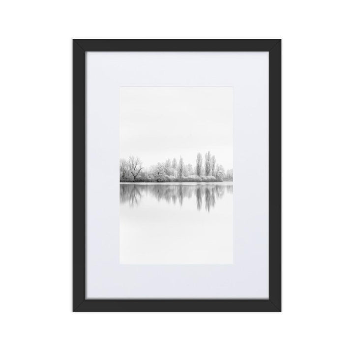 Winterlicher See - Poster im Rahmen mit Passepartout Schwarz / 30×40 cm artlia
