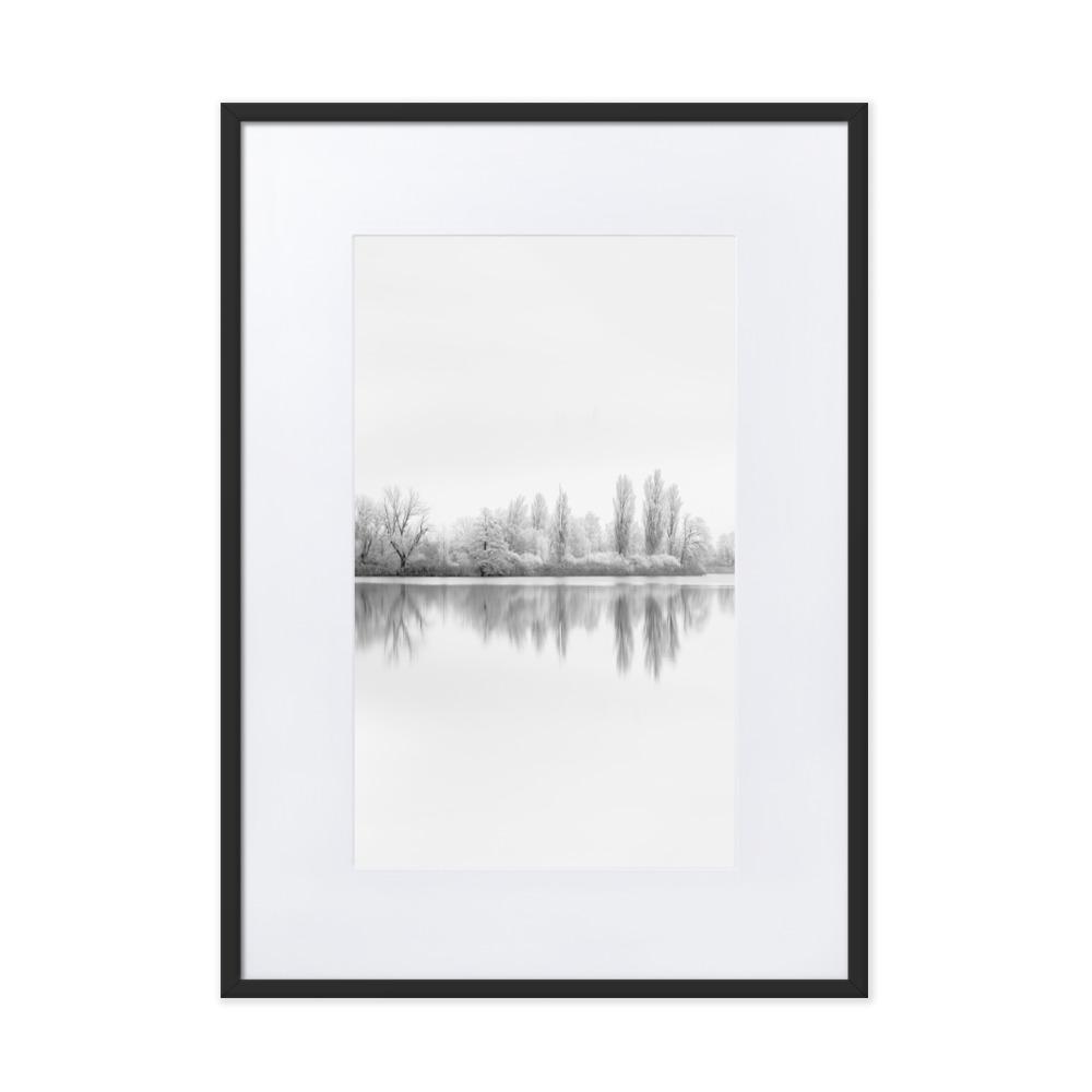 Winterlicher See - Poster im Rahmen mit Passepartout Schwarz / 50×70 cm artlia