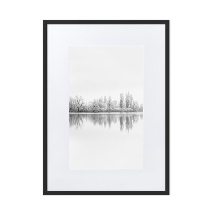 Winterlicher See - Poster im Rahmen mit Passepartout Schwarz / 50×70 cm artlia